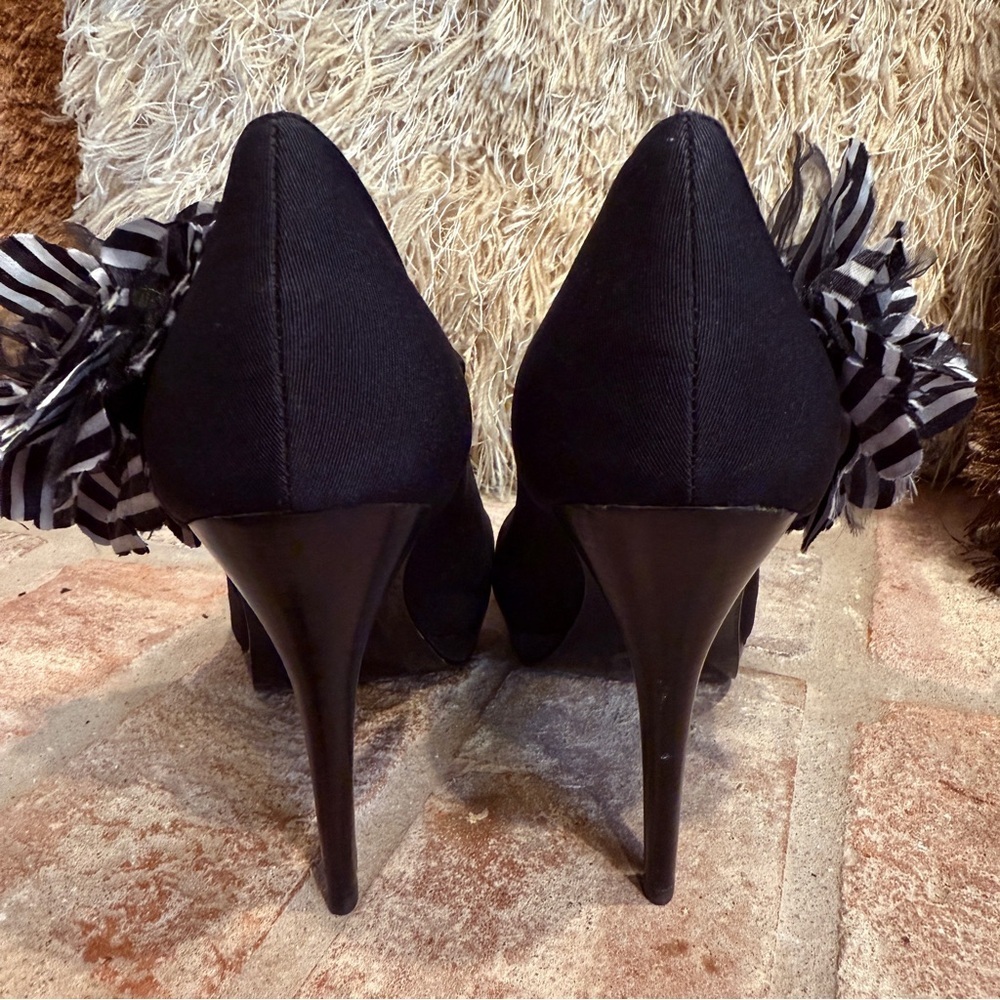 White Striped Flower Accent Peep Toe High Heels - Picture 10 of 13